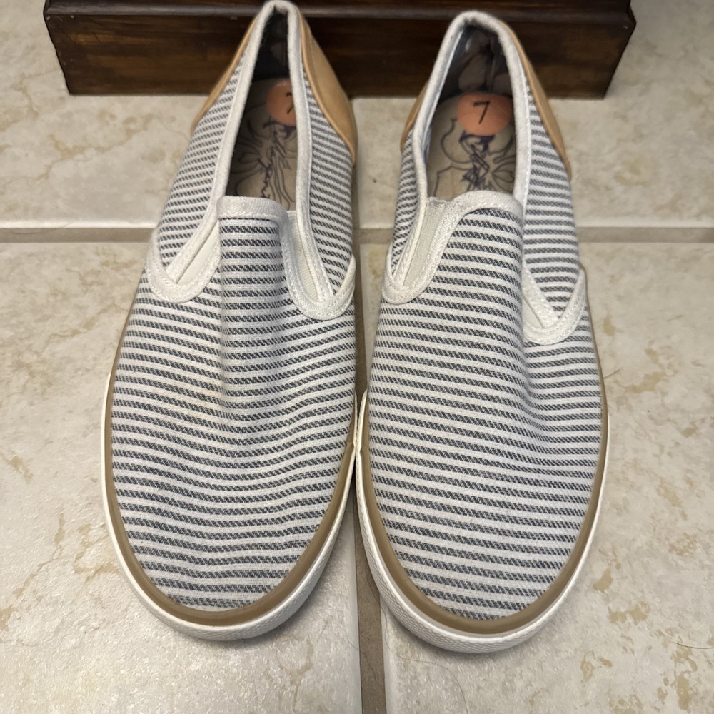 Margaritaville size 7 loafers